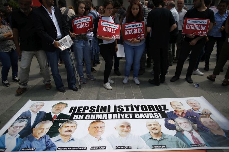 Αποφυλακίζονται επτά δημοσιογράφοι της εφημερίδας Cumhuriyet