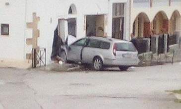 Απίστευτο τροχαίο στην Κίσσαμο – Αυτοκίνητο γκρέμισε σπίτι!