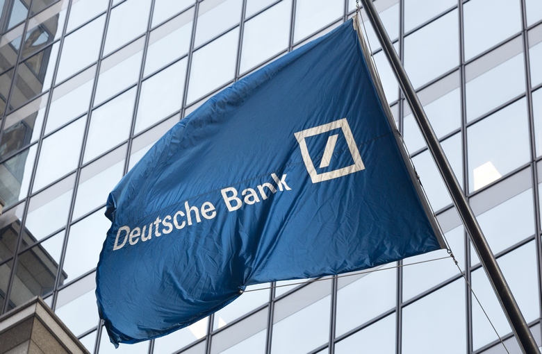 Ο Fitch υποβάθμισε τη Deutsche Bank τρία επίπεδα πάνω από τα «σκουπίδια»