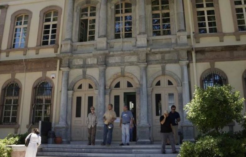 Έβαλαν φωτιά στην είσοδο του Δικαστικού Μεγάρου Μυτιλήνης