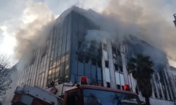 Στις φλόγες κτίριο Εφορίας στο κέντρο της Λάρισας