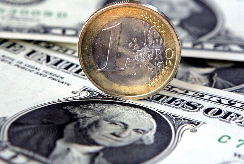 Ανοδικά κινείται το ευρώ, ενώ υποχωρούν τα χρηματιστήρια