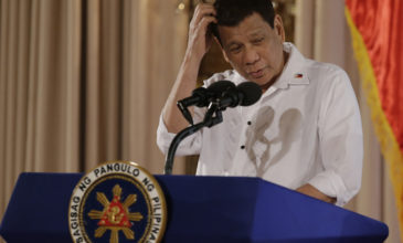 Ο πρόεδρος των Φιλιππίνων μασά τσίχλα για τους… πόνους της μέσης