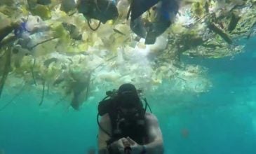 Δύτης κολυμπάει σε θάλασσα με αμέτρητα πλαστικά απόβλητα
