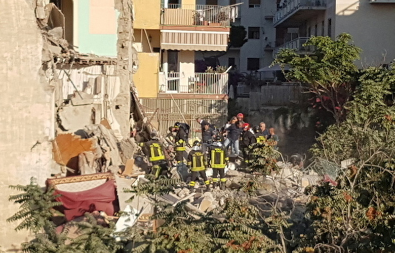 Οχτώ αγνοούμενοι από κατάρρευση πολυκατοικίας στη Νάπολη