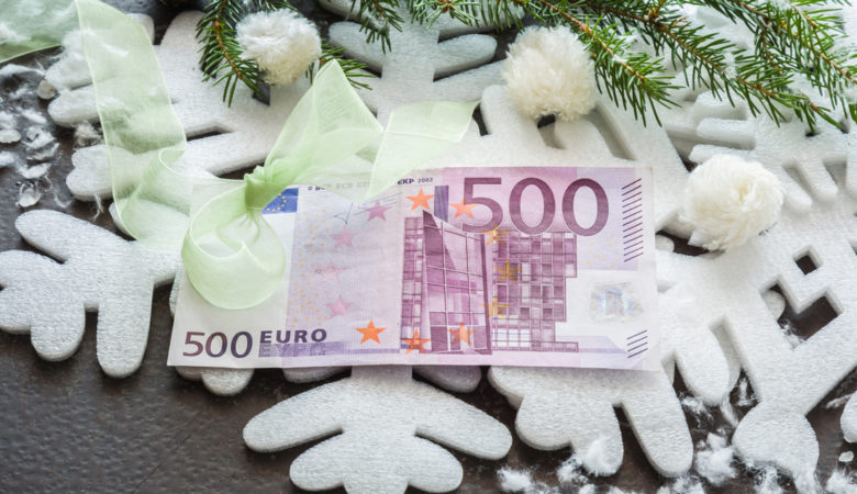 Ποιοι μπορούν να πάρουν έκτακτο κοινωνικό μέρισμα 1,5 δισ. ευρώ τα Χριστούγεννα