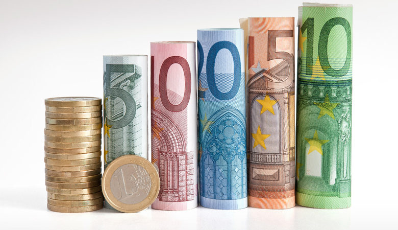 Ανάγκη για ξένες επενδύσεις επειδή οι Έλληνες «στράγγιξαν» οικονομικά