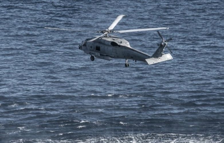 Ελικόπτερο του Πολεμικού Ναυτικού μεταφέρει ασθενή από κρουαζιερόπλοιο