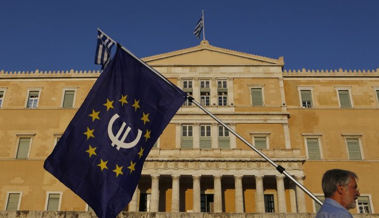 Handelsblatt: Μόνο με ελάφρυνση χρέους θα σταθεί στα πόδια της η Ελλάδα