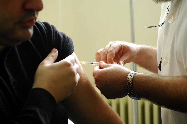 Εμβολιάζουν μαζικά τους Ρομά στους καταυλισμούς κατά της ιλαράς