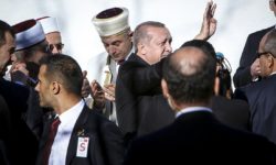 Ο εθνικός ύμνος αλλά και φωνές «ηγέτη μας» περίμεναν τον Ερντογάν στην Κομοτηνή