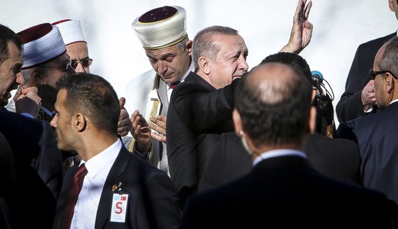 Ο εθνικός ύμνος αλλά και φωνές «ηγέτη μας» περίμεναν τον Ερντογάν στην Κομοτηνή