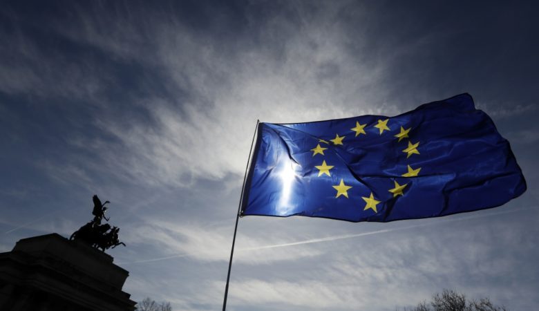 Bloomberg: Η ευρωζώνη μπορεί να αισιοδοξεί για το 2018