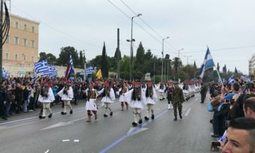 Αλλαγή φρουράς και παρέλαση Ευζώνων με το «Μακεδονία Ξακουστή»