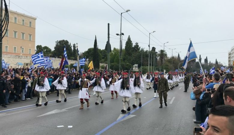Αλλαγή φρουράς και παρέλαση Ευζώνων με το «Μακεδονία Ξακουστή»