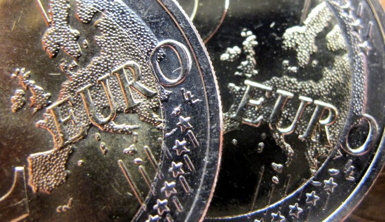 Φόβοι για το ισχυρό ευρώ από τον εμπορικό πόλεμο των δασμών