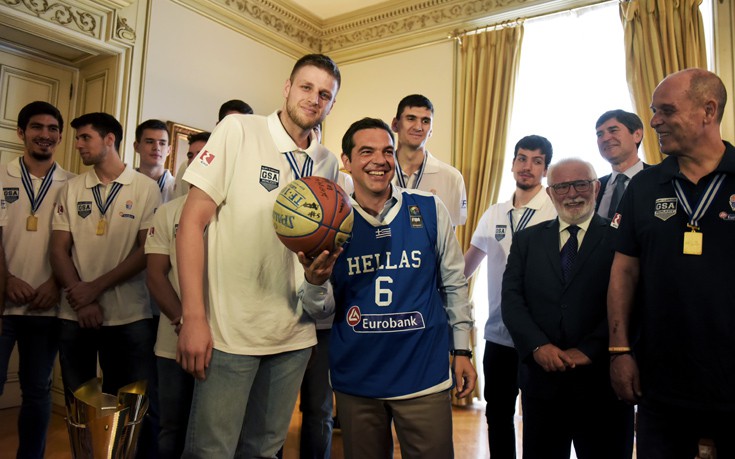 Φόρεσε τη φανέλα της Εθνικής Μπάσκετ ο Αλέξης Τσίπρας