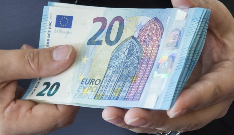 Κοινωνικό μέρισμα, ένα εκατομμύριο Έλληνες θα πάρουν 1.000 ευρώ ως το Δεκέμβρη