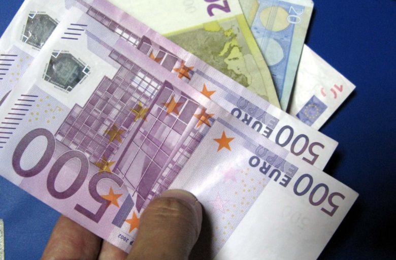 Αυξήθηκαν κατά 1 δισ. ευρώ μέσα σε ένα μήνα οι τραπεζικές καταθέσεις