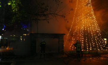 Στάχτη έγινε η φάτνη στη κεντρική πλατεία στη Λάρισα