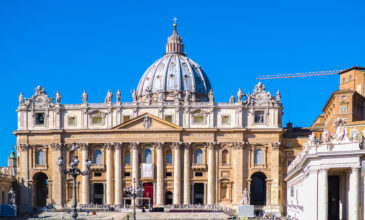 Γιατί το Βατικανό βάφει με γάλα τους τοίχους των κτιρίων