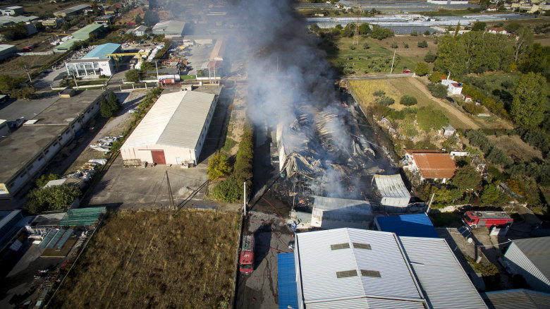 Εικόνες καταστροφής από την πυρκαγιά σε εργοστάσιο στο Μενίδι