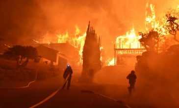 Τεράστιες πυρκαγιές με νεκρούς κοντά στο Λος Άντζελες