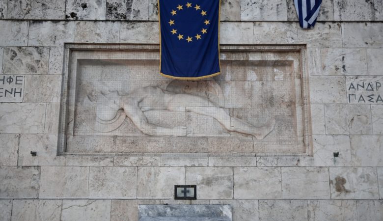 CNBC: Η συμφωνία για το ελληνικό χρέος καθρέφτης για τους πλούσιους της ΕΕ