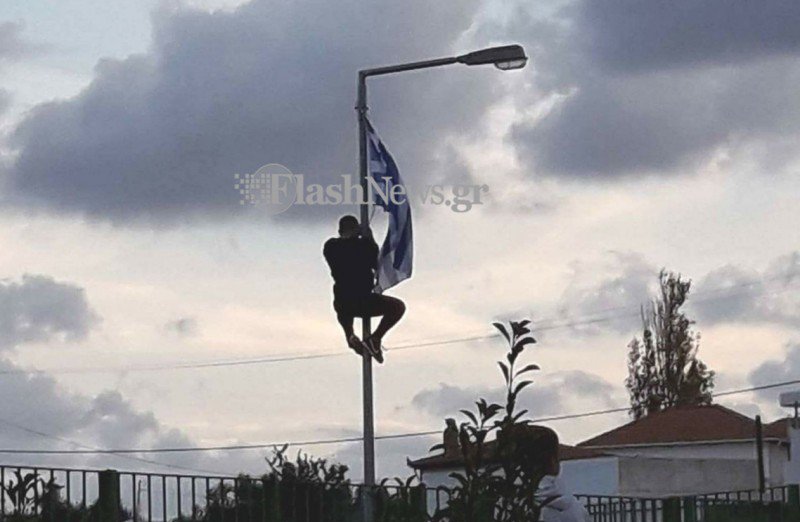 Μαθητής πήρε αποβολή επειδή ύψωσε… ριψοκίνδυνα τη σημαία