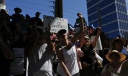 Διαδήλωση στην Ουάσιγκτον επιζώντων του μακελειού στη Φλόριντα