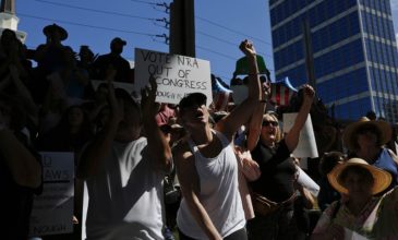 Διαδήλωση στην Ουάσιγκτον επιζώντων του μακελειού στη Φλόριντα