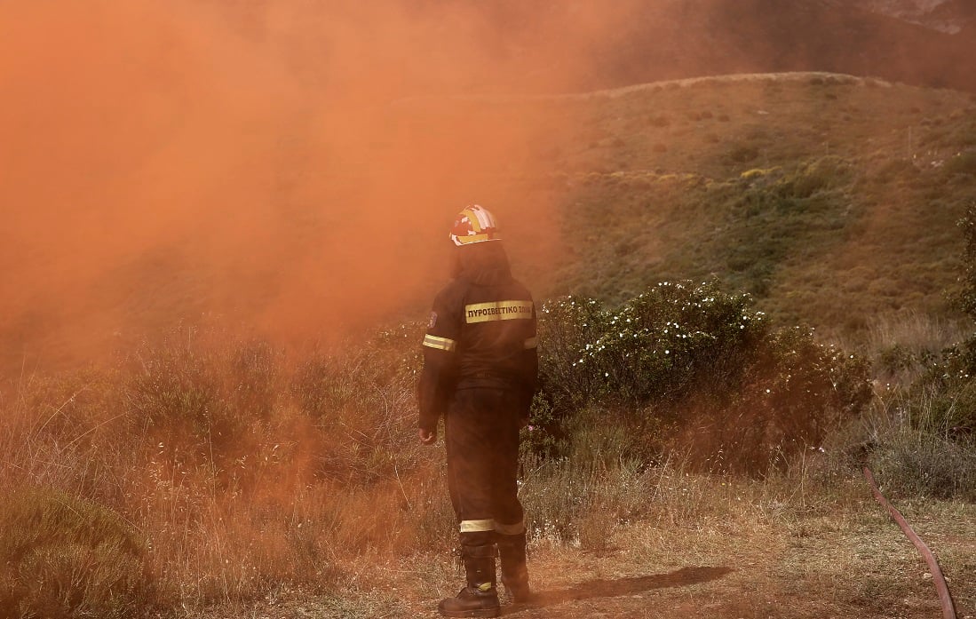 Στα σπίτια η νέα φωτιά στην Ανάβυσσο – Τραυματίστηκαν πυροσβέστες
