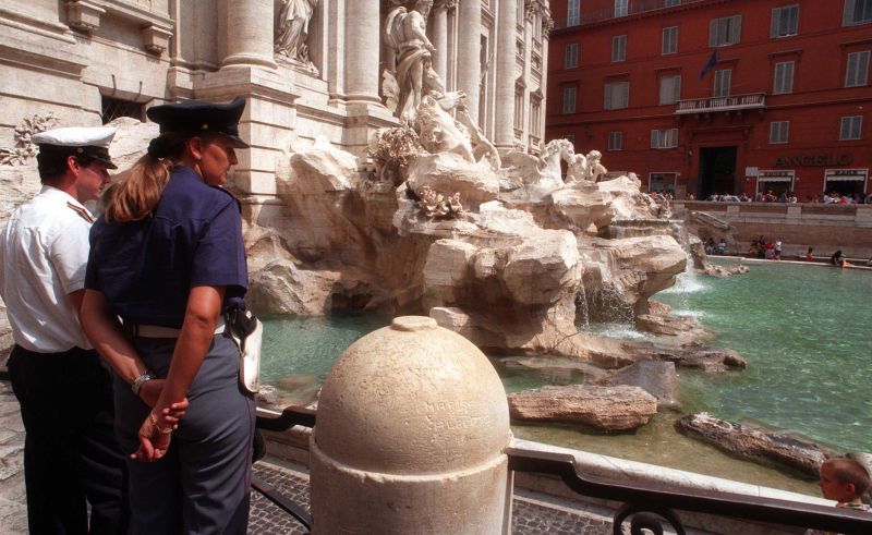 Αστυνομικοί στα σιντριβάνια της Ρώμης για να μην βουτάνε οι τουρίστες