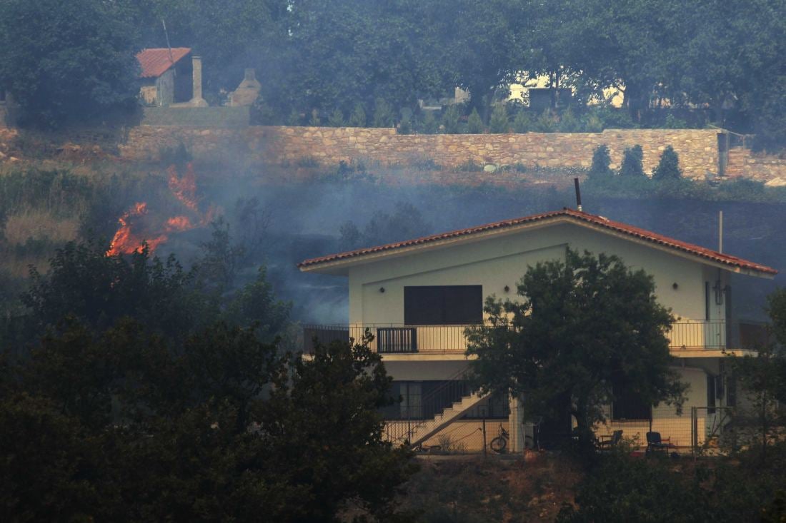 Η φωτιά φτάνει στα σπίτια – Έχει ζητηθεί η εκκένωση του οικισμού Ροδινά