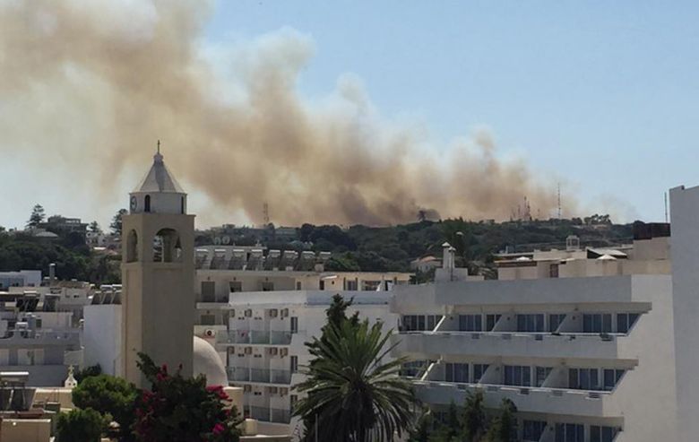 Φωτιά απείλησε σπίτια στα περίχωρα της πόλης της Ρόδου