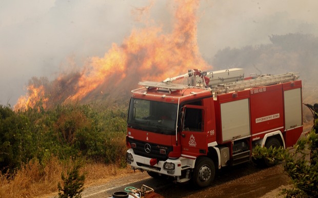 Φωτιά στην Εύβοια: Ανεξέλεγκτο το πύρινο μέτωπο εξαιτίας των θυελλωδών ανέμων – Εκκενώσεις χωριών