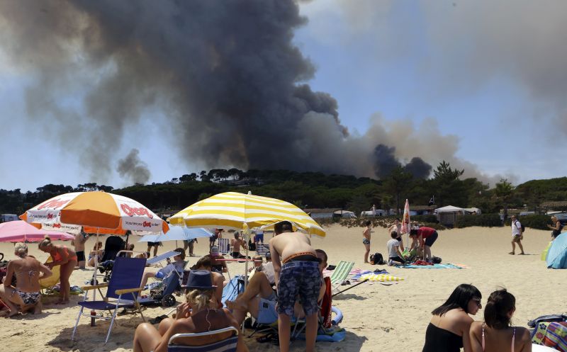 Διώχνουν κατοίκους και τουρίστες από την Γαλλική Ριβιέρα λόγω των πυρκαγιών