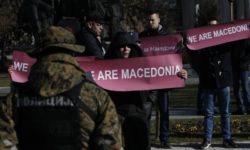 Συγκέντρωση στα Σκόπια για τη «Μακεδονία» – Έκαψαν ελληνική σημαία