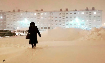 Η πόλη στον Αρκτικό Κύκλο που είναι βυθισμένη στο σκοτάδι και το χιόνι