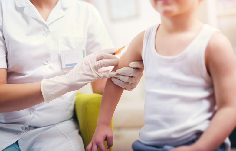 Παιδίατροι δίνουν ψευδείς βεβαιώσεις για εμβόλια που δεν κάνουν