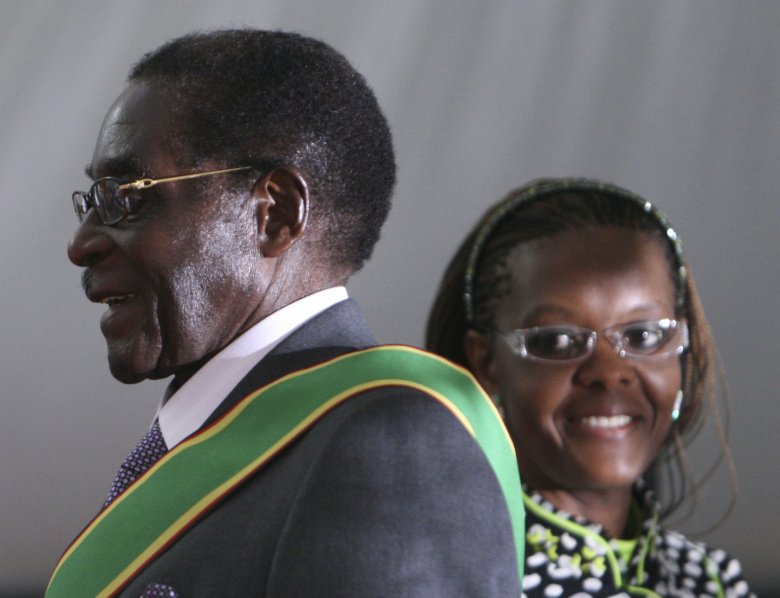 Το κυβερνητικό κόμμα διώχνει το Μουγκάμπε και τη γυναίκα του