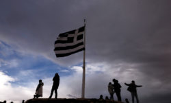 Δανή τουρίστρια κατέβασε ελληνική σημαία από ΑΤ στη Ρόδο – Η ποινή που της επιβλήθηκε