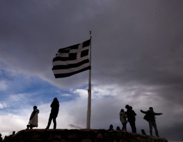 Δανή τουρίστρια κατέβασε ελληνική σημαία από ΑΤ στη Ρόδο – Η ποινή που της επιβλήθηκε
