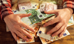 Μπόνους έως 3.000 ευρώ για τους πολίτες που κάνουν καταγγελίες για παραποιημένες ταμειακές μηχανές μέσω της εφαρμογής «Appodixi»