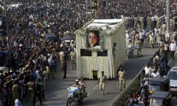 Χιλιάδες Ινδοί στους δρόμους για την κηδεία της σταρ του Μπόλιγουντ