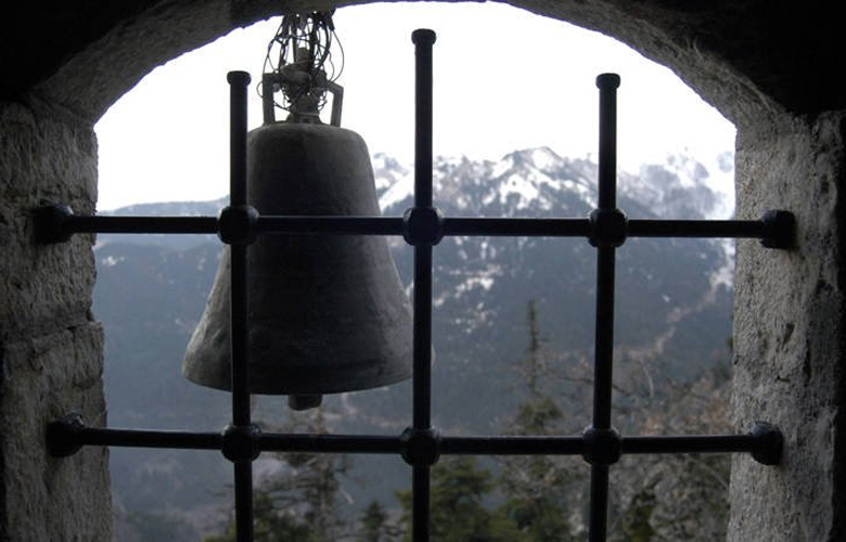 Παναγιά Πελεκητή, φωλιασμένη σε απόκρημνη πλαγιά των Αγράφων