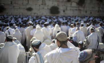 Εβραίοι προσεύχονται στο Τείχος των Δακρύων για να βρέξει