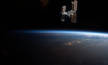 Ένας Αμερικανός αστροναύτης και δύο Ρώσοι κοσμοναύτες επέστρεψαν στην Γη