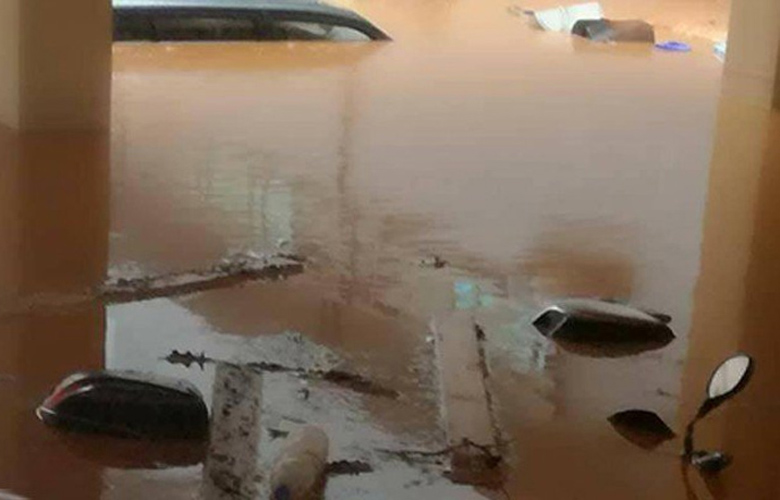 Αυτοκίνητο και μηχανάκι «πνίγηκαν» σε υπόγειο σπιτιού στα Χανιά