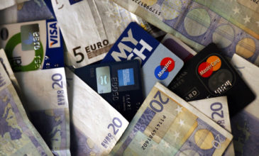 «Yποχρεωτική χρήση χρεωστικών καρτών για συναλλαγές άνω των 100 ευρώ»